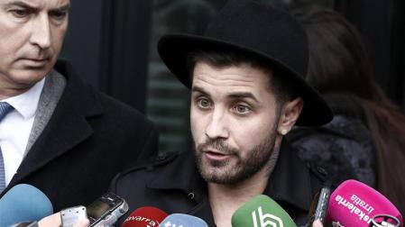 Abel Azcona declara como investigado ante el titular del Juzgado de Instrucción número 2 de Pamplona por una exposición con supuestas formas consagradas.