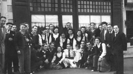 Un libro recopila a partir de la Era las danzas de los 50 que Estella sigue bailando