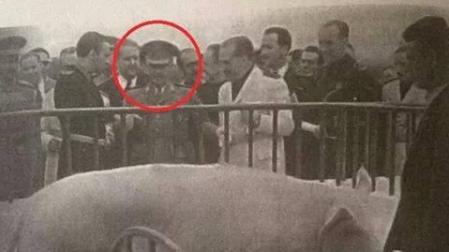 El pie de foto que tacha de 'cerdo' a Franco en pleno franquismo se hace viral