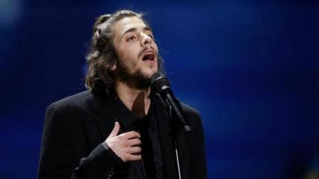 El emotivo mensaje de apoyo de Manel Navarro a Salvador Sobral, ganador de Eurovisión