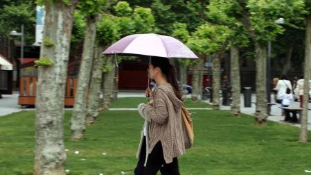 Los abrigos y los paragüas han vuelto a las calles de Pamplona después del breve periodo de calor vivido hace unos días.
