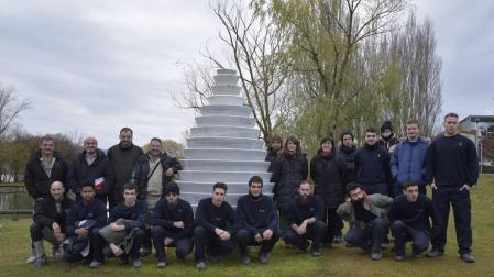 La 'Piña' de Alfredo Sada en Mendillorri es restaurada por alumnos de cantería