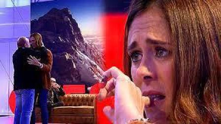 El emotivo abrazo de Edurne Pasaban y Juanito Oiarzabal en un plató de TV