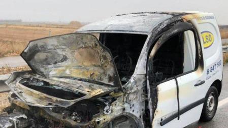 Un coche arde en la A-68 en Ribaforada sin causar heridos