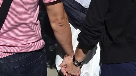 pareja manos paseo