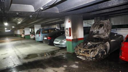 Arde un coche en el parking del Rincón de la Aduana en Pamplona