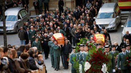 Aplausos y lágrimas en la despedida a guardias civiles asesinados en Teruel