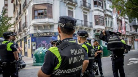 Agentes de Policía Municipal, junto al inmueble ocupado.