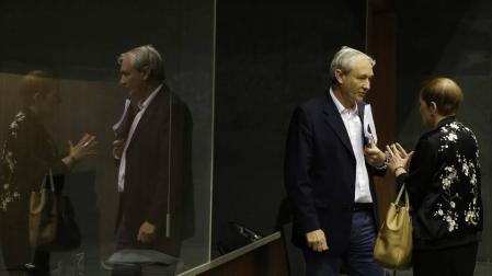 El consejero de Hacienda del Gobierno, Mikel Aranburu, y la presidenta Uxue Barkos, hablando en un rincón  del atrio del Parlamento.