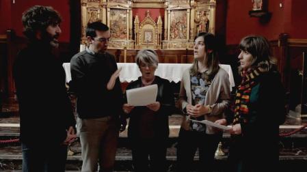 David Arratibel (izquierda) con el resto de su familia en un fotograma de 'Converso'.