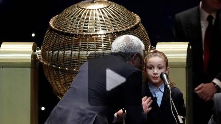 Aya, 'la niña de los mil euros', acapara la atención en el Sorteo de Navidad