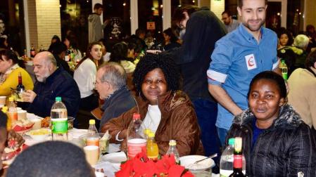 300 inmigrantes, en la cena de Navidad de CORE en Pamplona