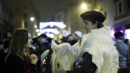 Miles de personas acompañaros al carbonero en su visita a la capital navarra.