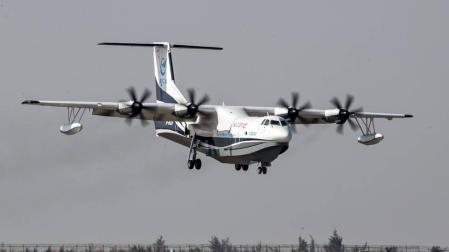 El mayor avión anfibio del mundo realiza su vuelo inaugural en China