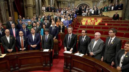 Un Parlament semivacío declara la independencia de Cataluña