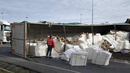 Un camión vuelca en la carretera N-121C, en Tudela, sin causar heridos