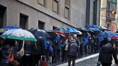 Aguardando al calendario municipal bajo la lluvia
