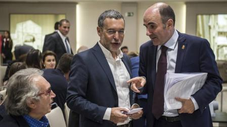 Patxi Tuñón y el consejero Laparra departen con Manu Ayerdi en el acto de Laboral Kutxa.