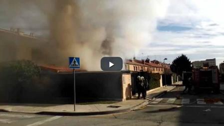 Humo del incendio de las viviendas de Tafalla.