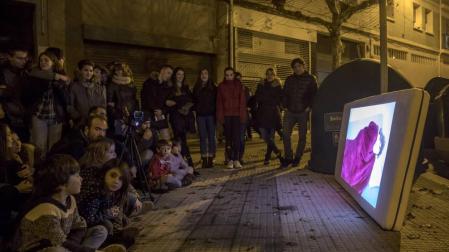 Sábanas y colchones para proyectar “cine efímero” en la Chantrea