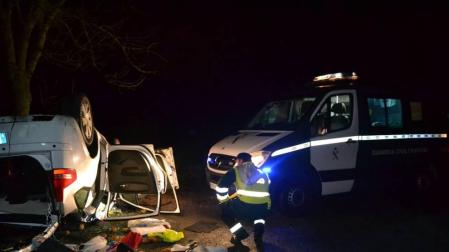 Una conductora, trasladada inconsciente al CHN tras una salida de vía y vuelco del coche