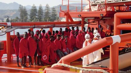 Trasladan al puerto de Motril a 34 rescatados de una patera en el Mar de Alborán