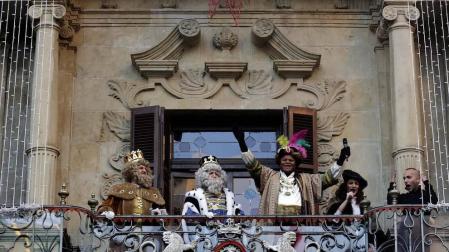 Ilusión, colorido y magia en el desfile de la comitiva real por Pamplona.