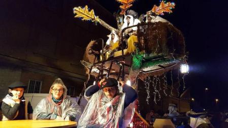 La Reina de la Cencerrada de Alsasua se paseó por sus calles en la cabalgata de Reyes