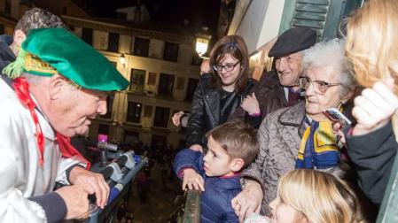 Participaron 800 personas y hubo miles de asistentes pese a la lluvia, reunió miles de asistentes.