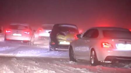 La nieve deja atrapados durante horas a cientos de vehículos en la A-6 y la AP-61