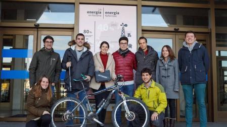 Arriba, de izquierda a derecha: Miguel Araiz (miembro de Aperna), David Lumbreras (tesorero de Aperna), Natalia Armendáriz (vocal de Aperna), David Elizondo (secretario de Aperna), David Velasco (miembro de Aperna), Idoia San Martín (profesora de la UPNA), Ioseba Erdocia (vicepresidente de Aperna). Abajo: Leyre Catalán (presidenta de Aperna) y Alberto Berrueta (miembro de Aperna).