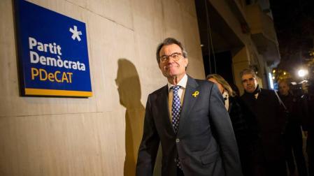 El expresidente de la Generalitat y presidente del PDeCAT, Artur Mas, a su llegada a la sede del partido donde ha convocado una rueda de prensa.