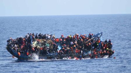 Desaparecidos un centenar de inmigrantes tras naufragar frente a Libia