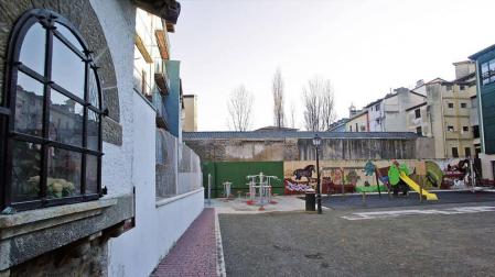 Derribar Muebles Apesteguía en la plaza Santa Ana costará 60.000 €