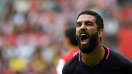 Arda Turan renuncia a la selección turca tras agredir a un periodista