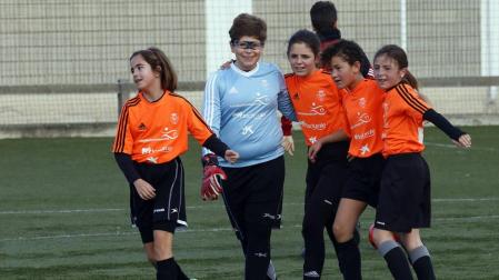 Las jugadoras de La Presentación FESD se abrazan tras lograr el pase a la final ante Sagrado Corazón.