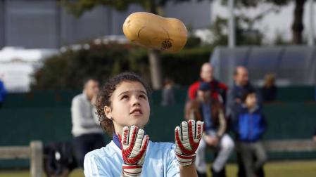 La portera de Ezkaba Anne Ruz Vico eleva por los aires a la calabaza Jeorgi.