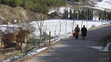 Dos mujeres suben el paseo de la Paticuesta, donde ha comenzado a colocarse una valla de protección.