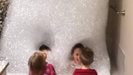 Un padre llena la bañera de espuma y esta acaba en el techo