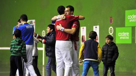 Los pelotaris de Aspe, con Merino