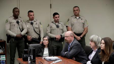 Los padres de los 13 hijos confinados en California se declaran inocentes