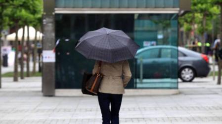 Los abrigos y los paragüas han vuelto a las calles de Pamplona después del breve periodo de calor vivido hace unos días.