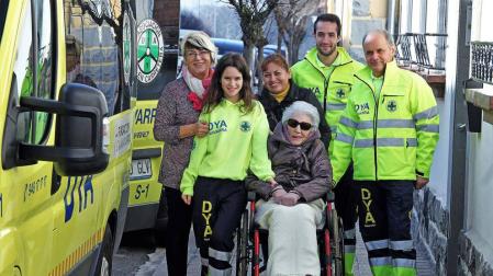 Alicia sale a pasear por Pamplona gracias a la DYA