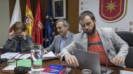 Begoña Ganuza, el secretario municipal y el alcalde Koldo Leoz en el inicio del pleno de ayer.