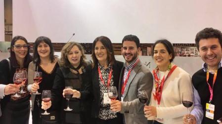 Representantes de la Zona Media en Fitur, con la consejera Isabel Elizalde.