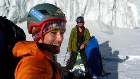 Uno de los escaladores del grupo de rescate de Ochoa de Olza trata de salvar a dos alpinistas atrapados