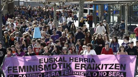 Pancarta de cabecera de la manifestación que han realizado cientos de personas, en Pamplona, con motivo del Día Internacional de la Mujer.
