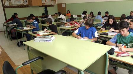 El Defensor pide al Gobierno que deje dimitir a un profesor de instituto en Navarra