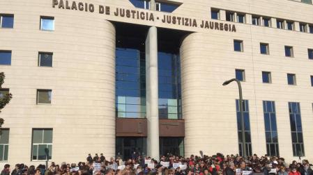 Concentración contra la violencia machista en la puerta de los juzgados