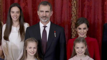Una niña navarra en la entrega del Toisón de Oro a la Princesa Leonor